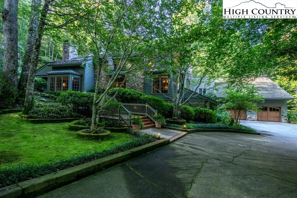 Image number 1 for the current listing