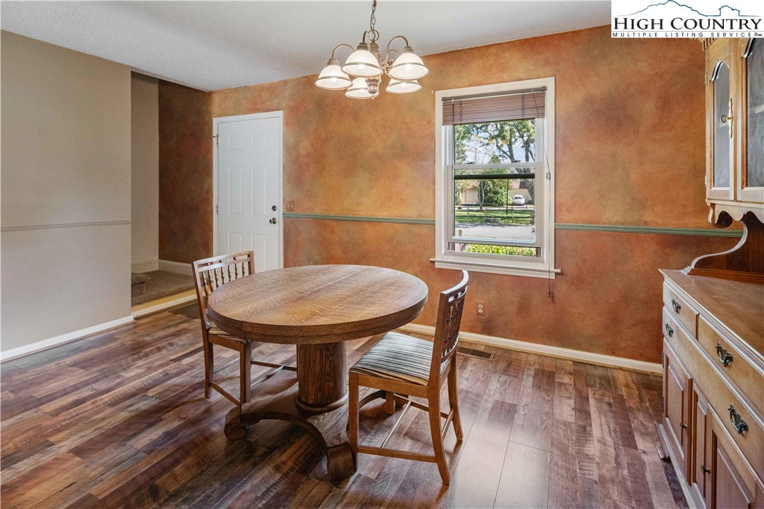 Image number 19 for the current listing