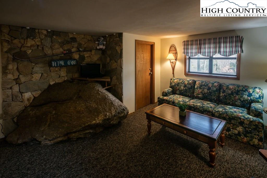 Image number 9 for the current listing