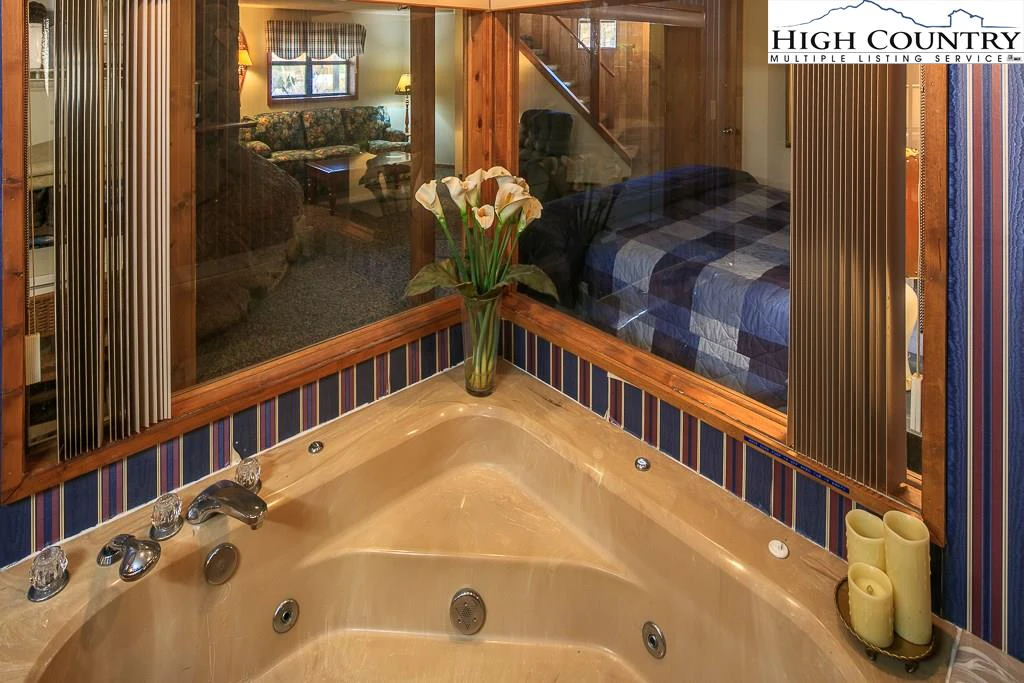 Image number 3 for the current listing