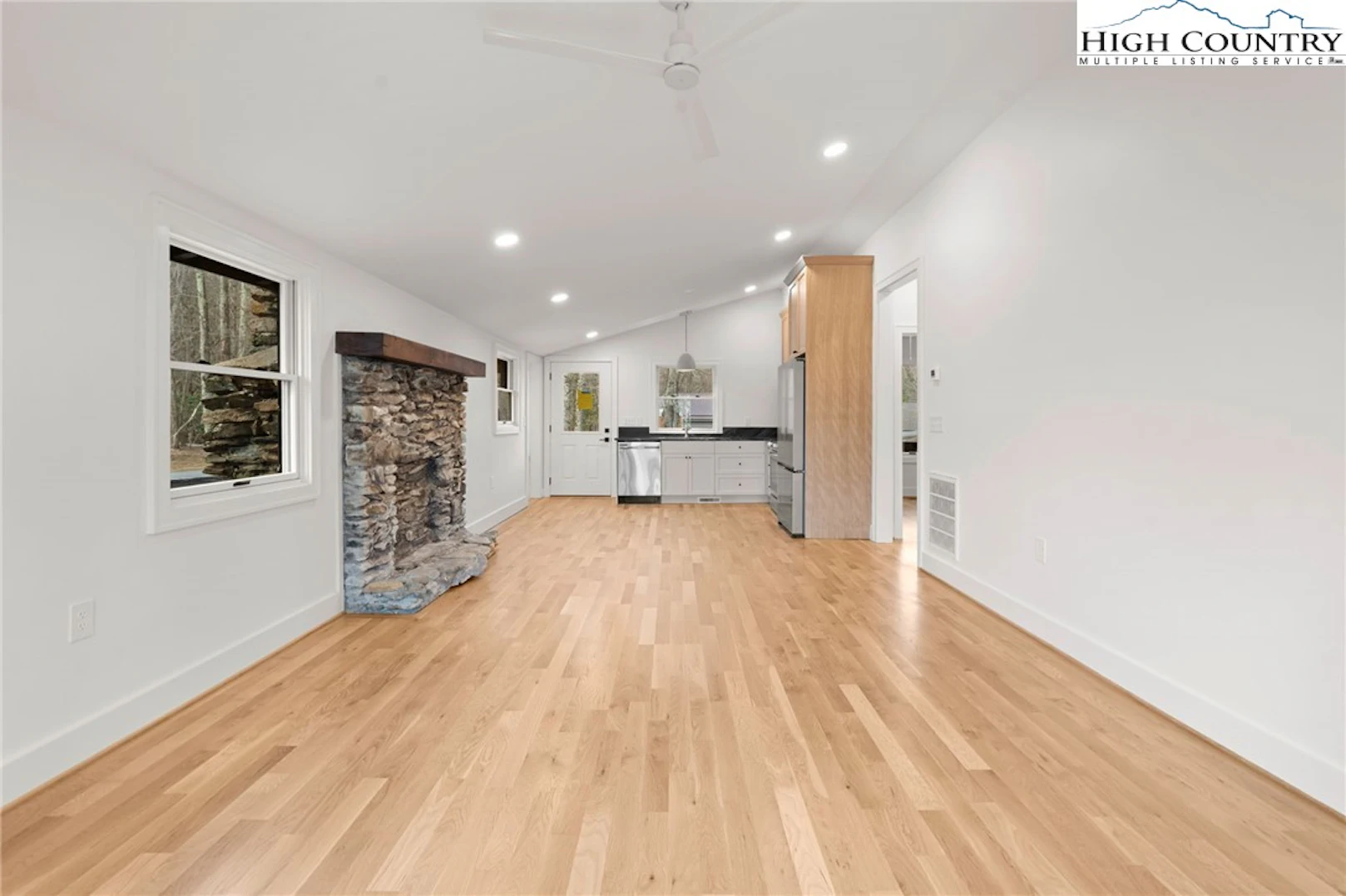 Image number 19 for the current listing
