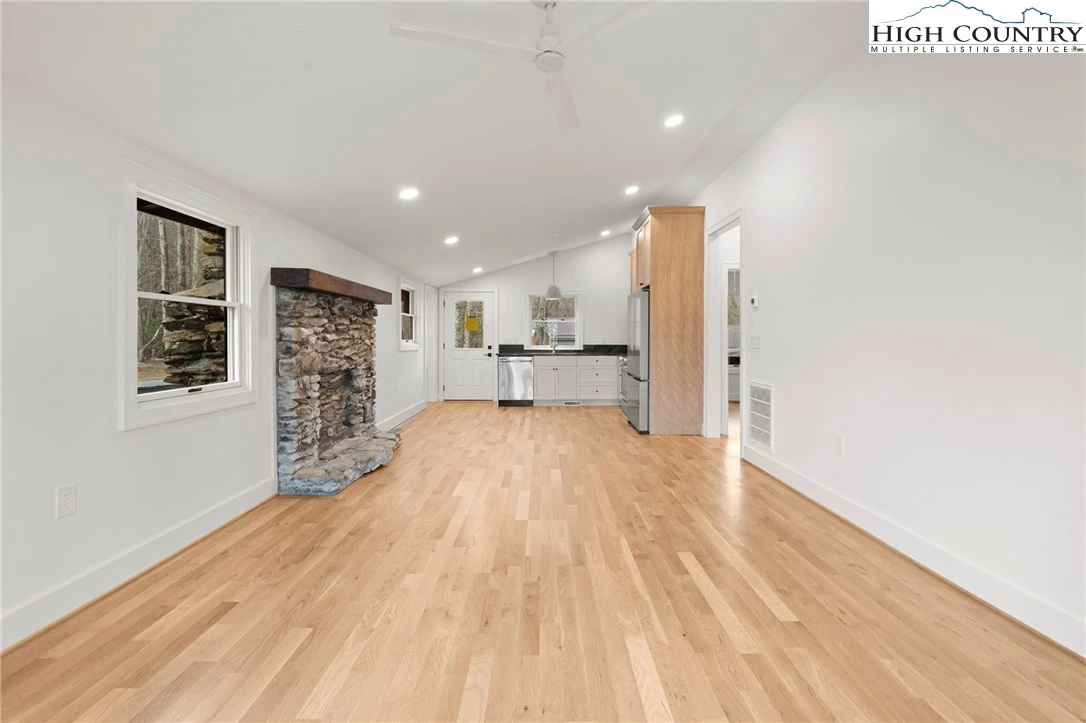 Image number 19 for the current listing