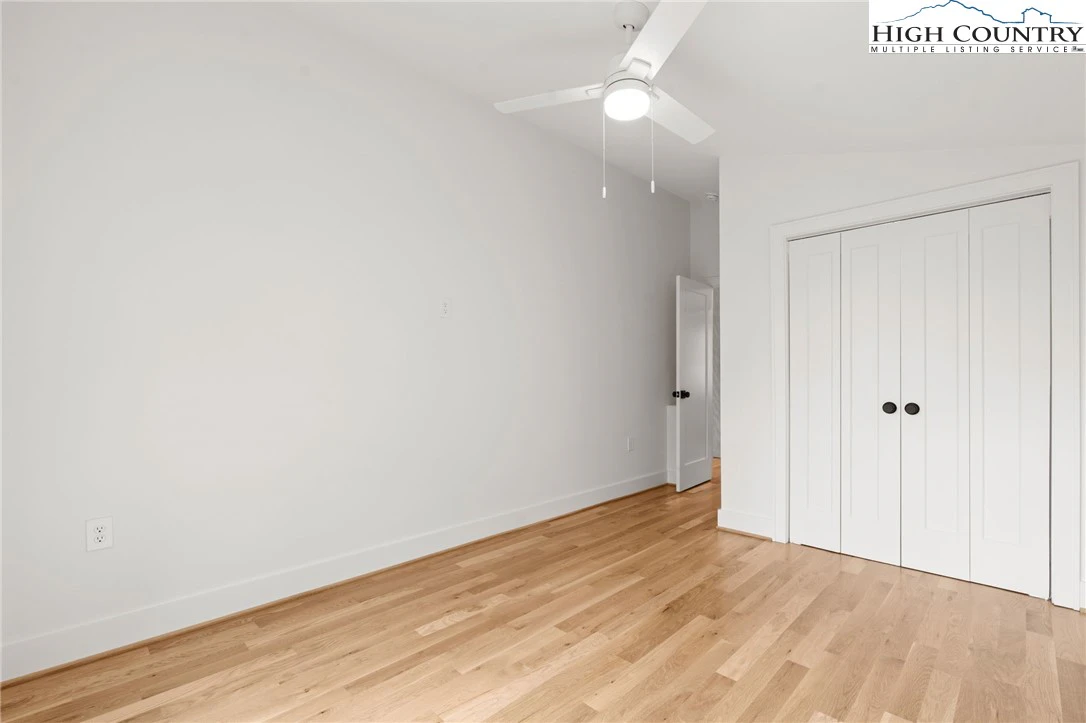 Image number 17 for the current listing