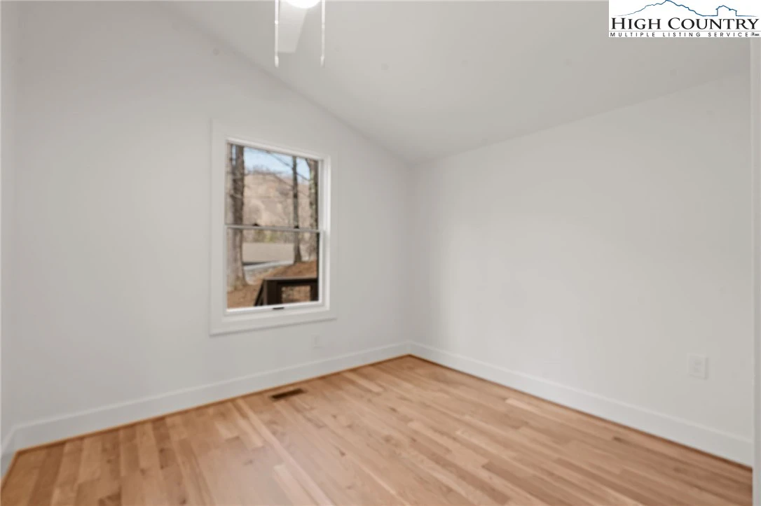Image number 15 for the current listing