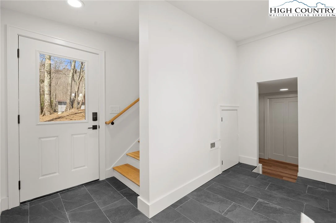 Image number 9 for the current listing