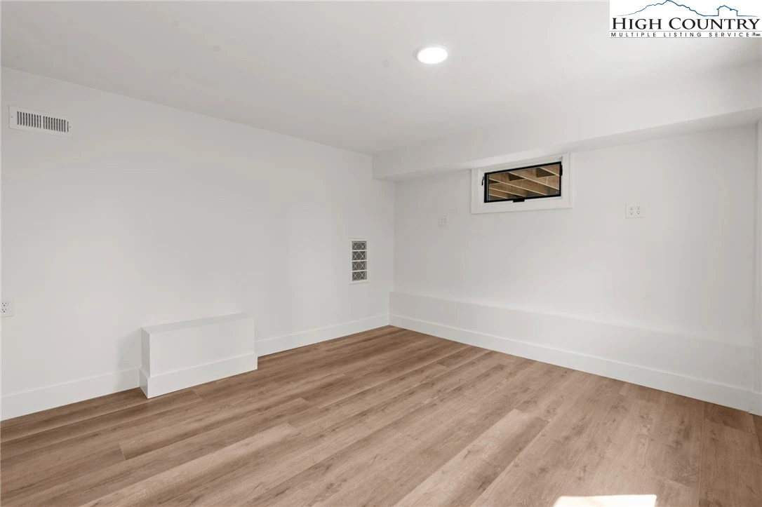Image number 8 for the current listing