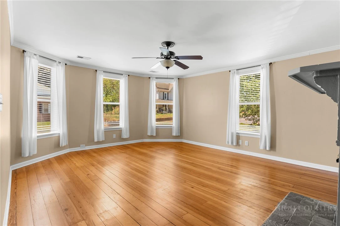 Image number 13 for the current listing