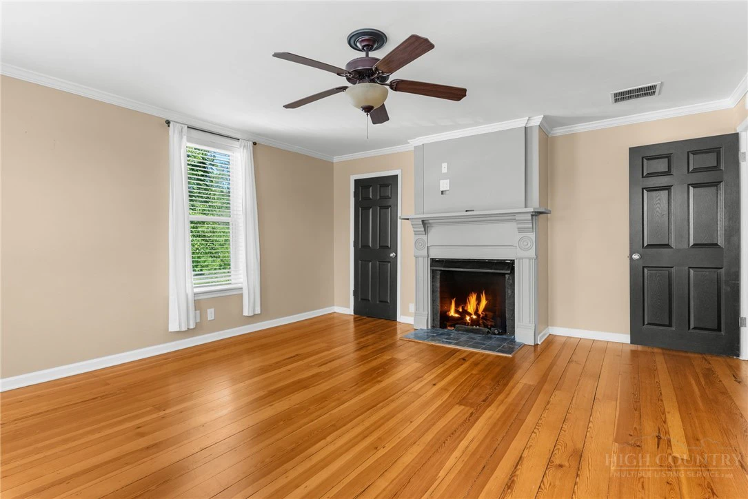 Image number 14 for the current listing