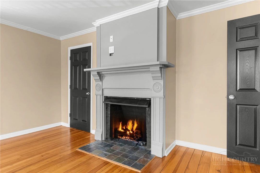 Image number 15 for the current listing