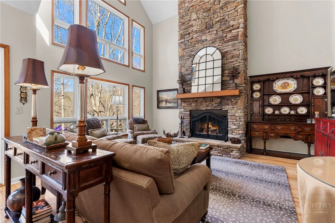Image number 1 for the current listing