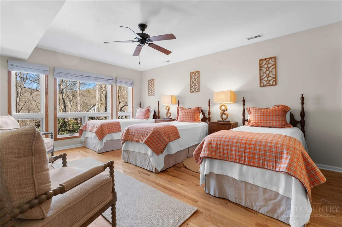 Image number 8 for the current listing