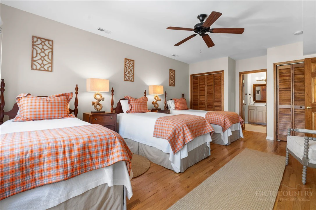 Image number 9 for the current listing