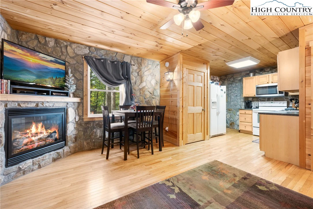 Image number 17 for the current listing