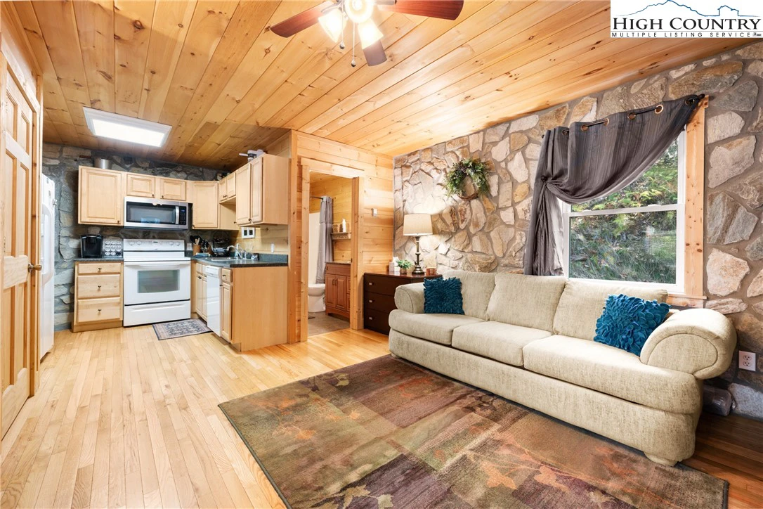 Image number 16 for the current listing