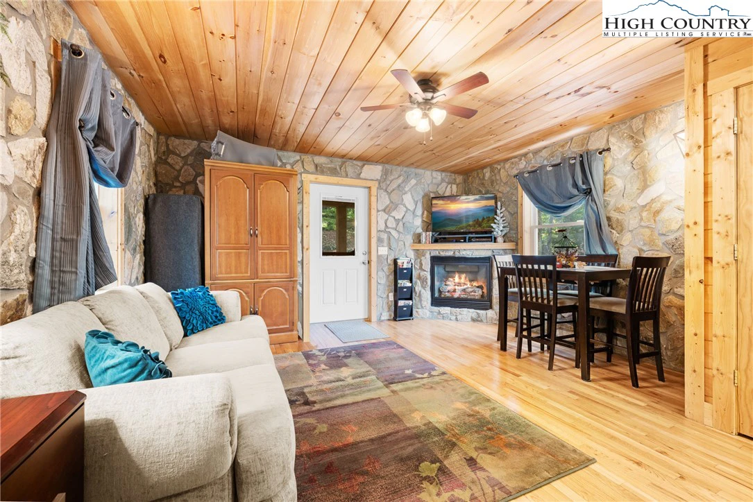 Image number 15 for the current listing