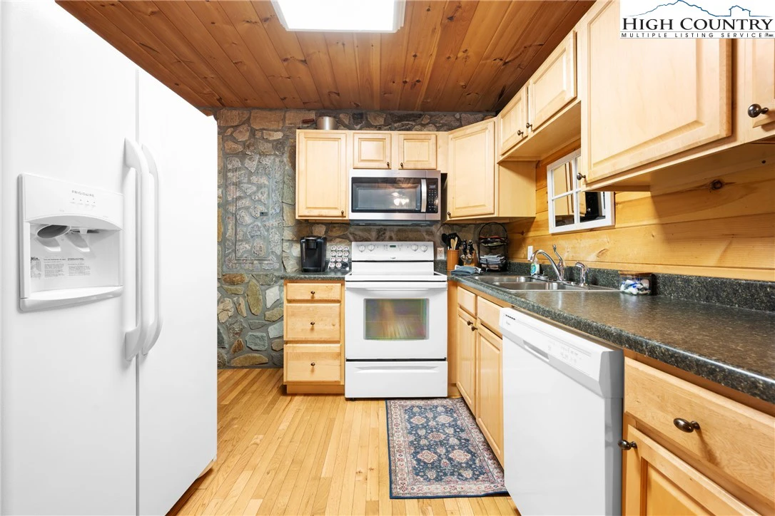 Image number 14 for the current listing