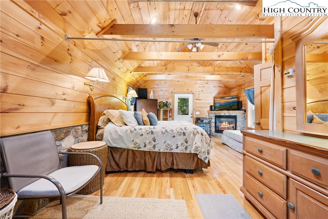Image number 2 for the current listing