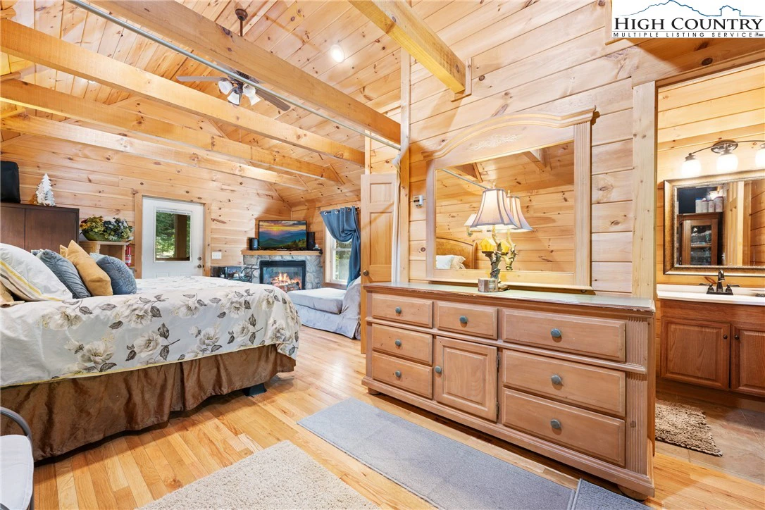 Image number 11 for the current listing