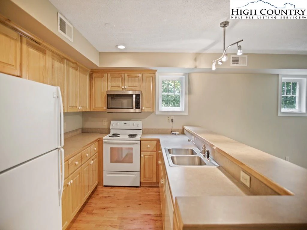 Image number 4 for the current listing
