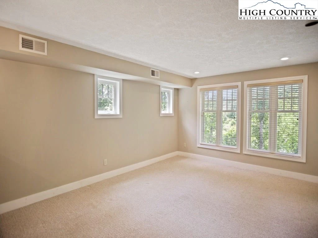 Image number 5 for the current listing