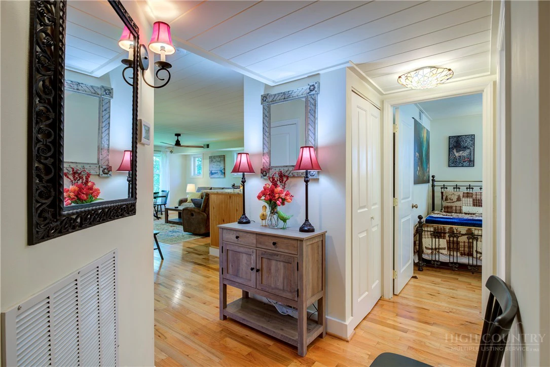 Image number 9 for the current listing