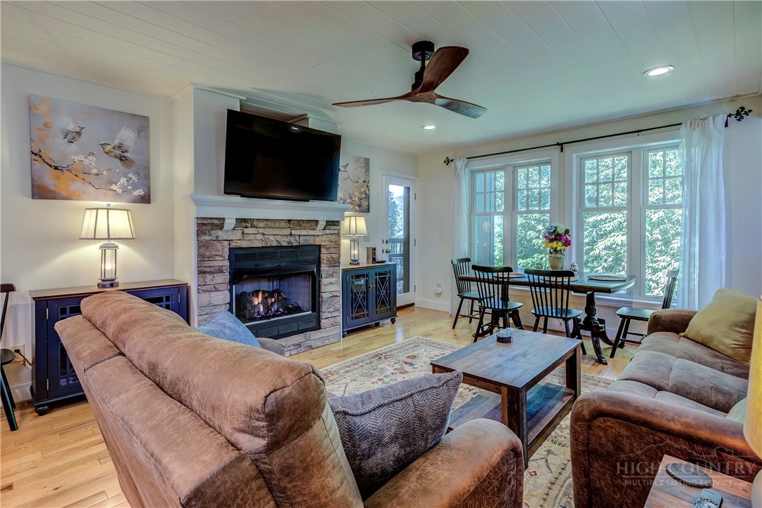 Image number 15 for the current listing