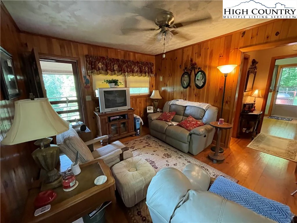 Image number 2 for the current listing