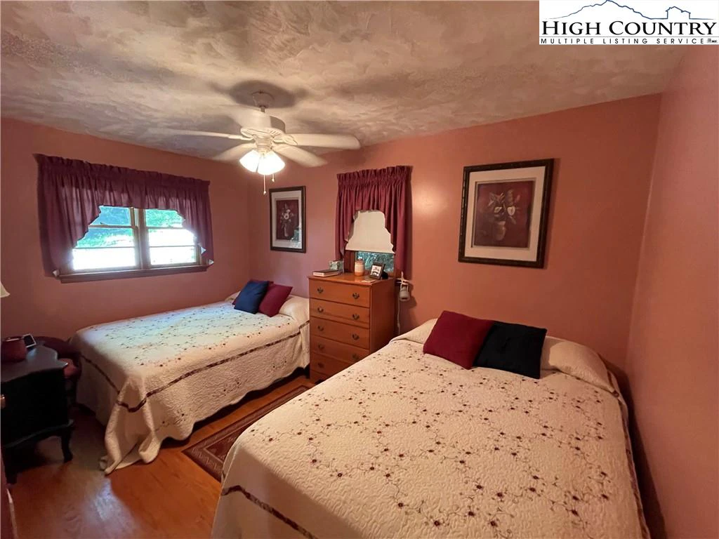 Image number 11 for the current listing