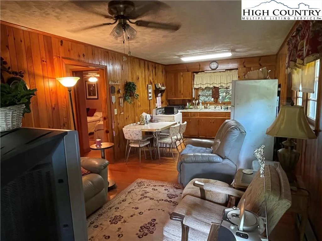 Image number 14 for the current listing