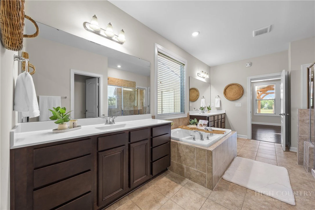 Image number 3 for the current listing