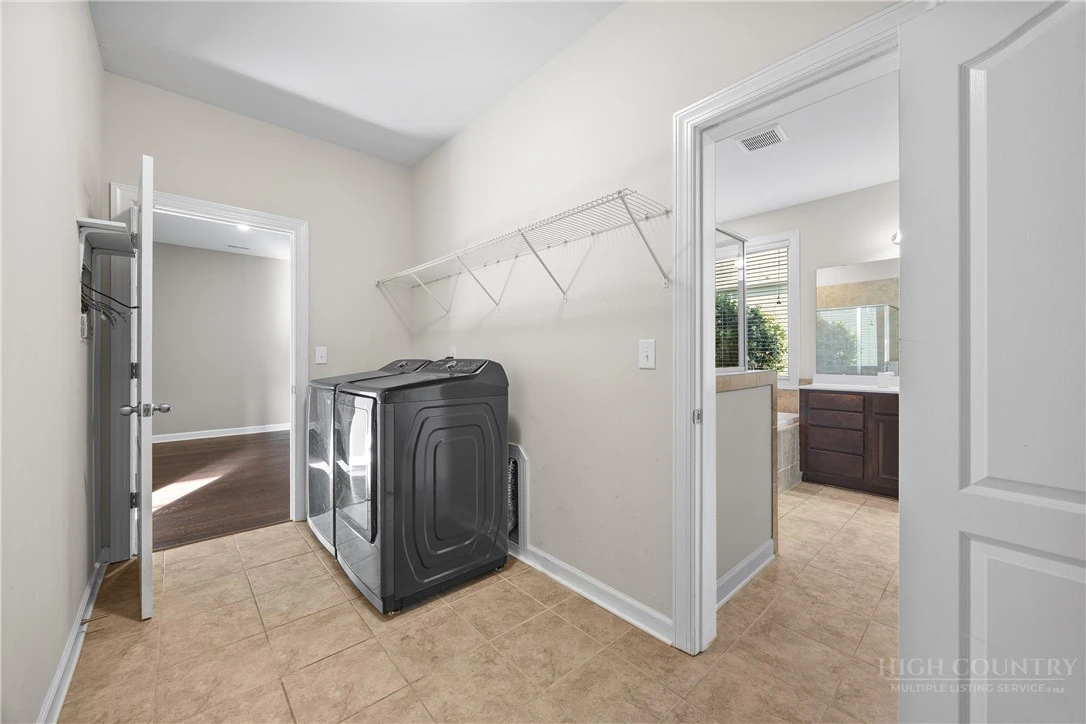 Image number 5 for the current listing