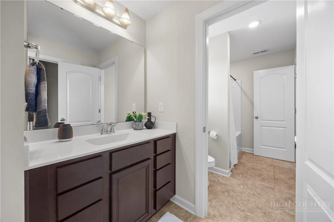 Image number 11 for the current listing