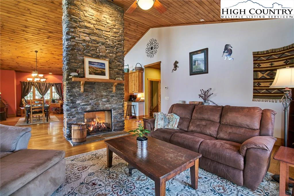 Image number 14 for the current listing