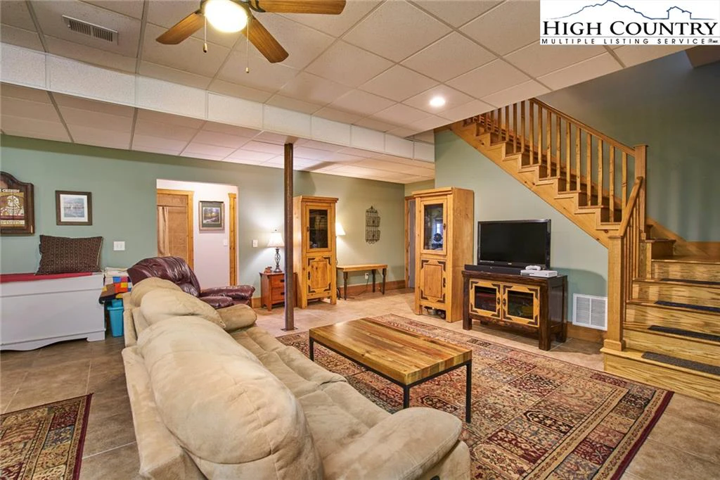Image number 4 for the current listing