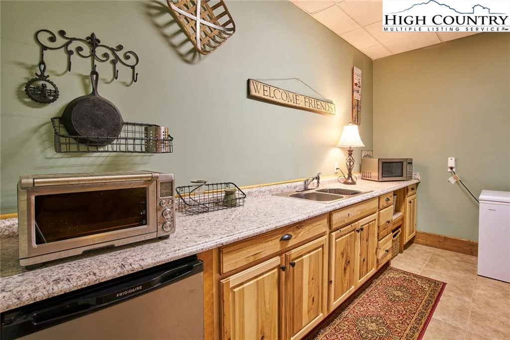 Image number 5 for the current listing