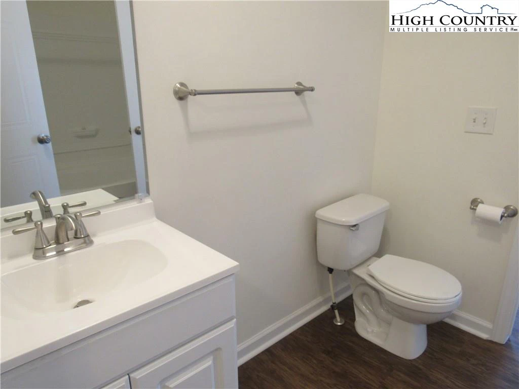 Image number 3 for the current listing