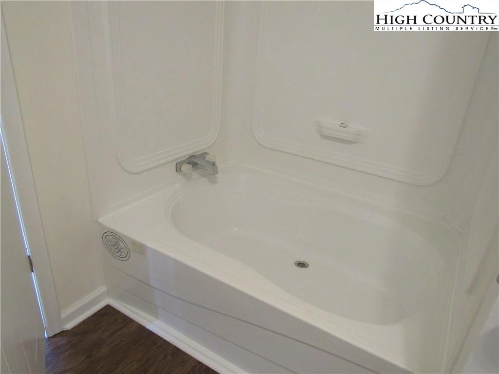 Image number 4 for the current listing