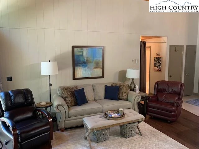 Image number 20 for the current listing
