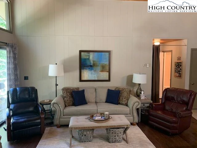 Image number 19 for the current listing
