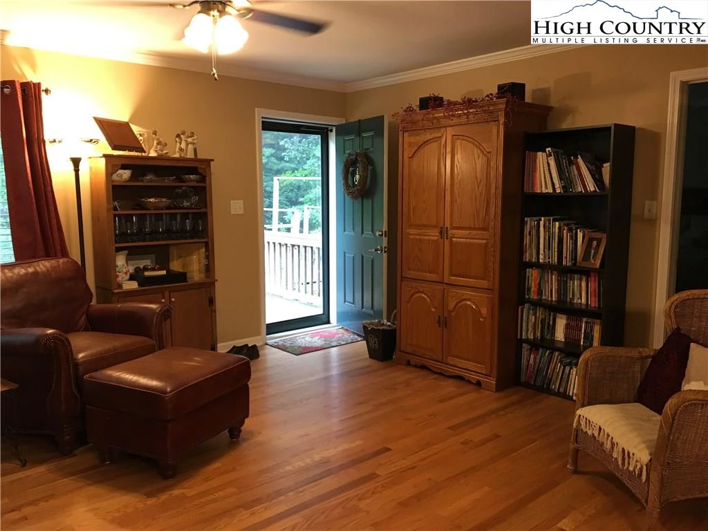 Image number 6 for the current listing