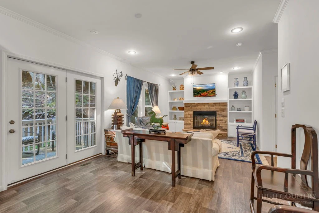 Image number 1 for the current listing