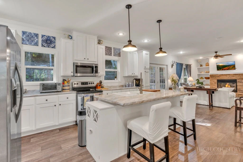 Image number 2 for the current listing