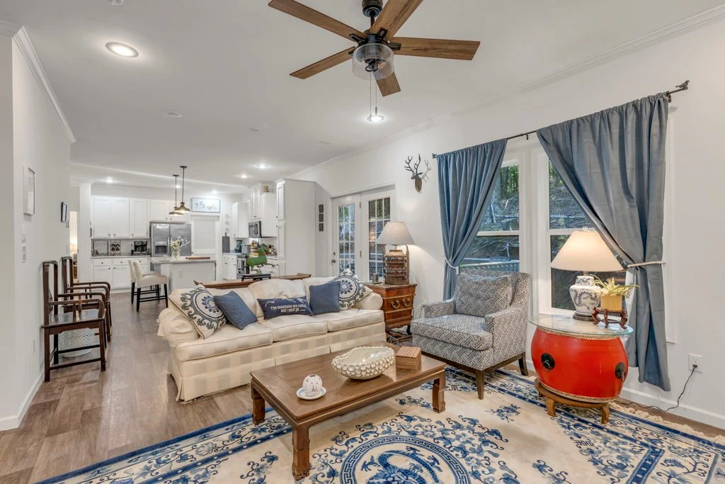 Image number 4 for the current listing