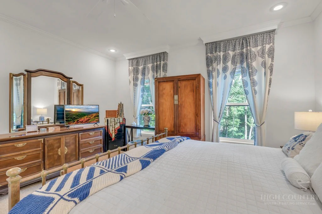 Image number 13 for the current listing