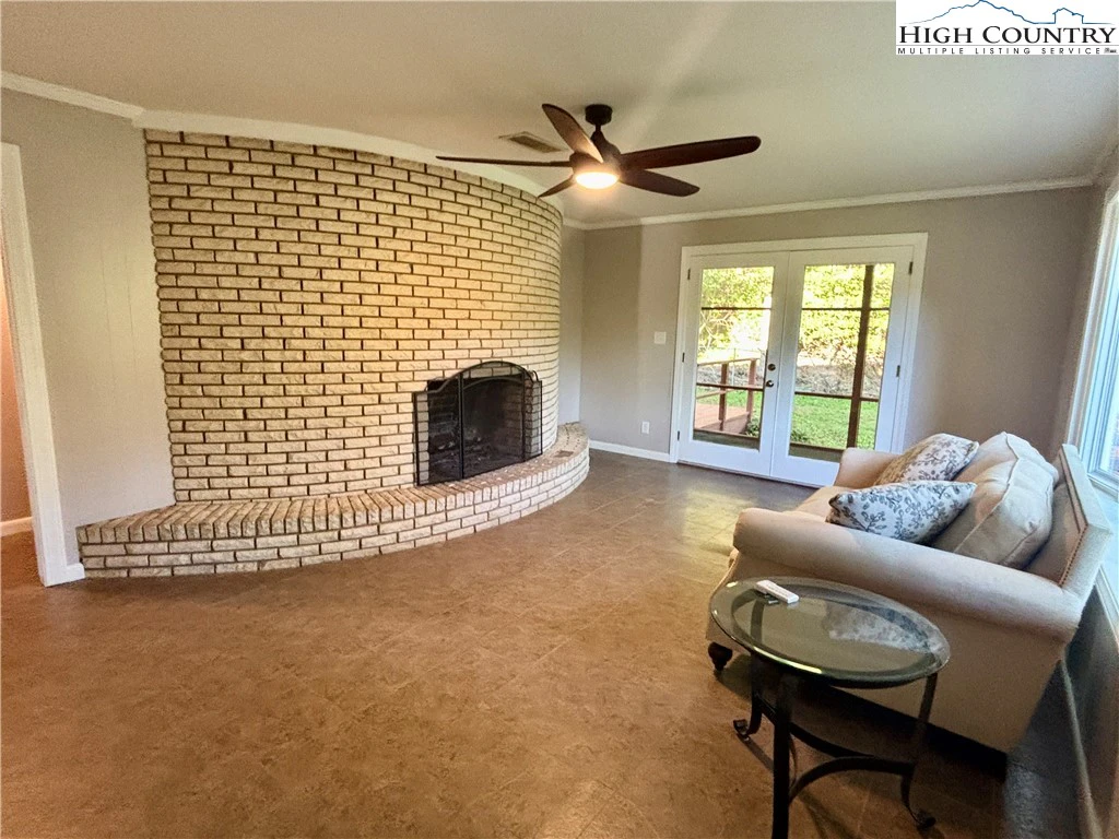 Image number 13 for the current listing