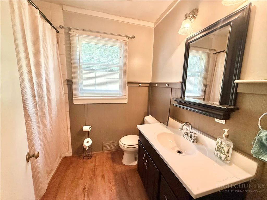 Image number 9 for the current listing