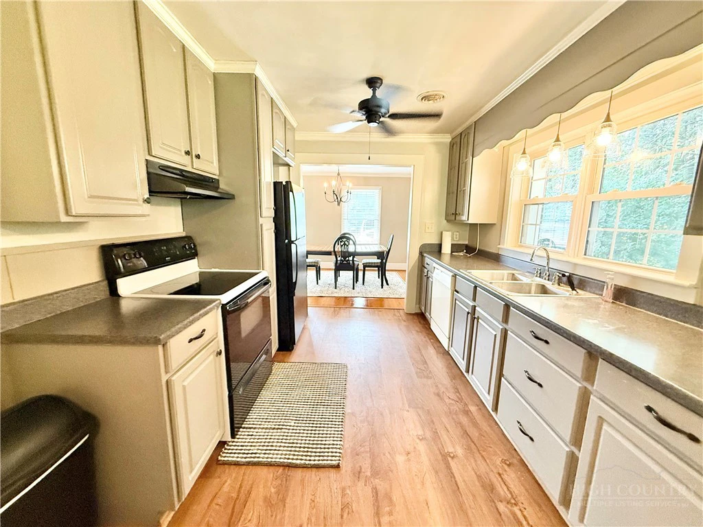 Image number 4 for the current listing
