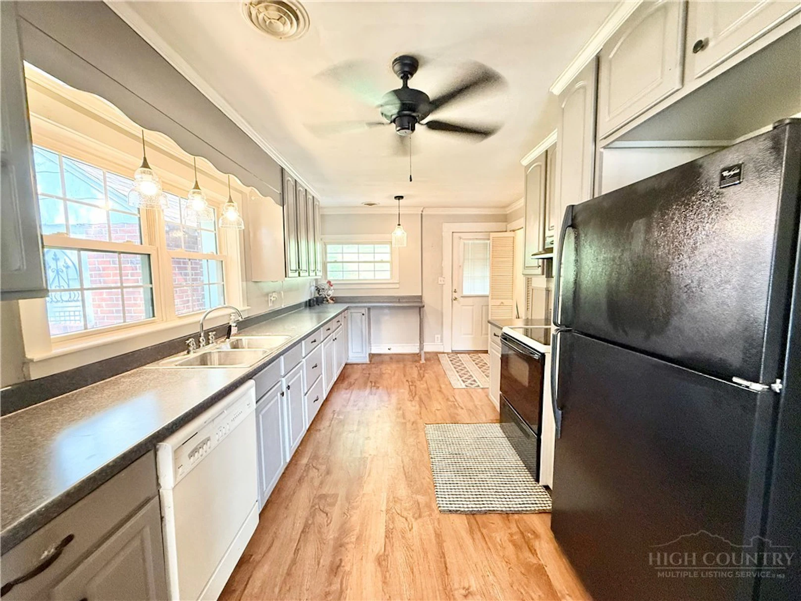 Image number 3 for the current listing