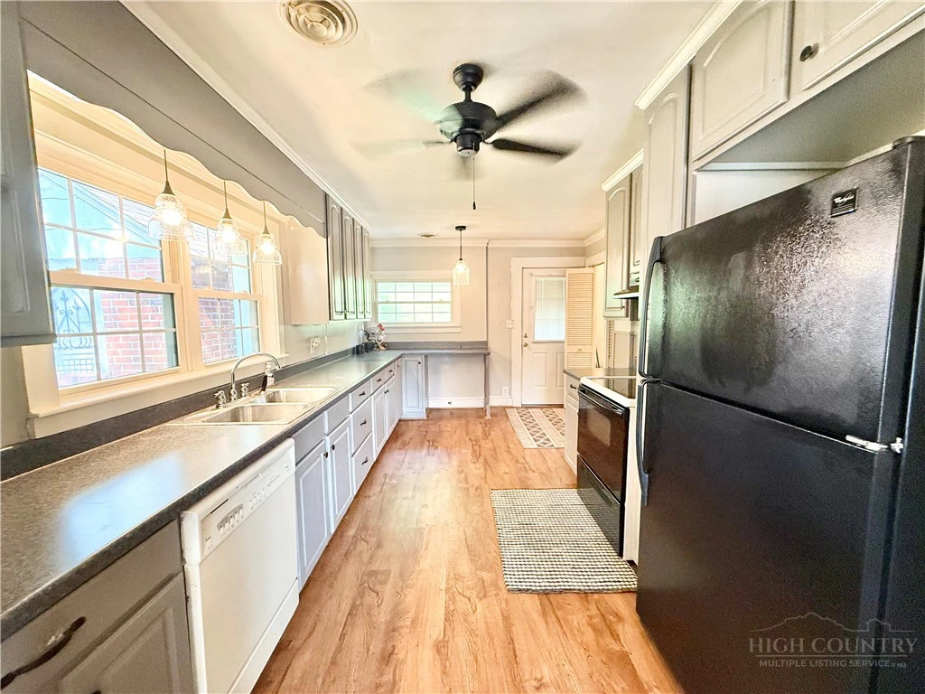 Image number 3 for the current listing