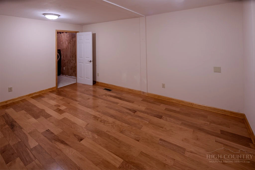 Image number 9 for the current listing